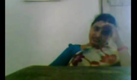 பெண் அழகான ஆபாச உள்ளாடையுடன் Fucked பெறுகிறார்