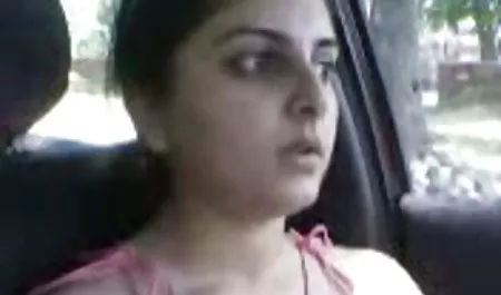 ஒரு ஆடை அவிழ்ப்பு உள்ள ஒரு அழகான parnuha பிறந்த நாள் விழா