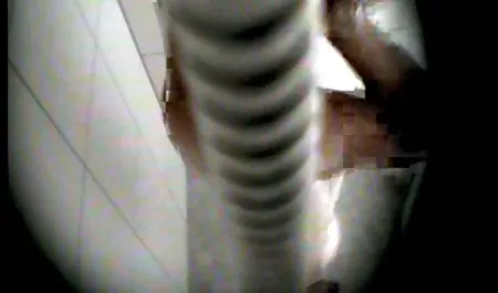 வெறுங்காலுடன் டீன் கைகள் இடையே கால்கள் அழகான porno