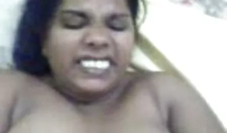 இளம் பருவத்தினர் காட்டும் தங்கள் கால்கள் அழகான ரெட்ரோ ஆபாச
